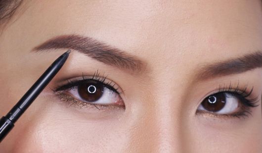 Learn how to make your eyebrows perfect: amazing tips and tricks!
