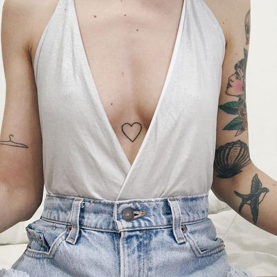 Tatuaje entre los senos: ¡67 tatuajes completamente apasionados!