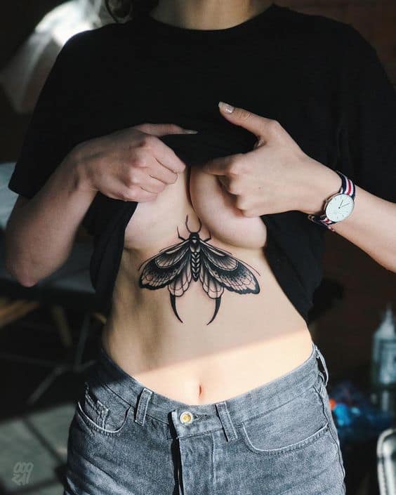 Tatuaje entre los senos: ¡67 tatuajes completamente apasionados!