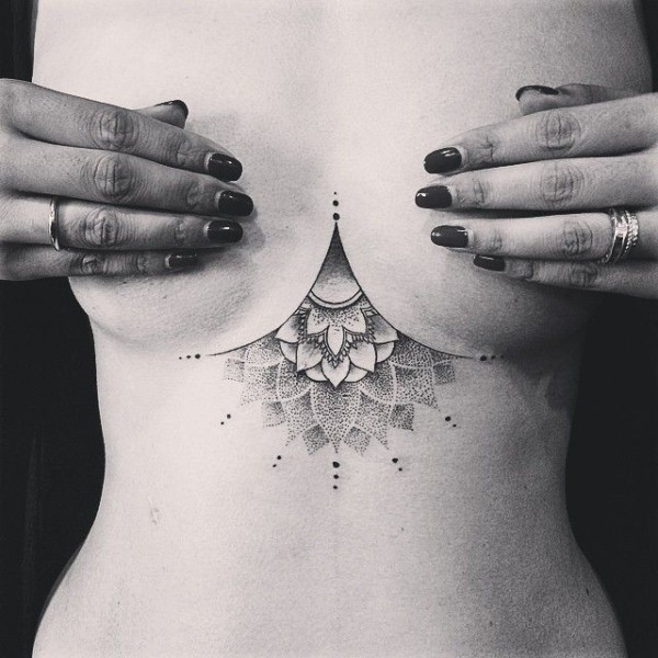 Tatouage entre les seins – 67 tatouages ​​complètement passionnés !
