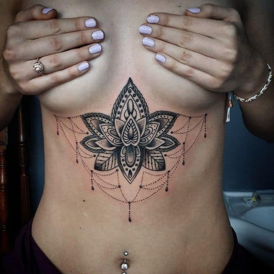 Tatouage entre les seins – 67 tatouages ​​complètement passionnés !
