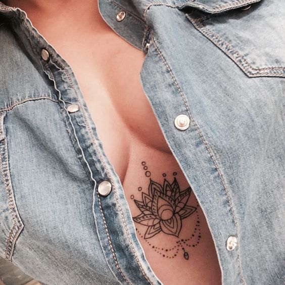 Tatuaje entre los senos: ¡67 tatuajes completamente apasionados!