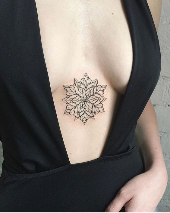 Tatuaje entre los senos: ¡67 tatuajes completamente apasionados!