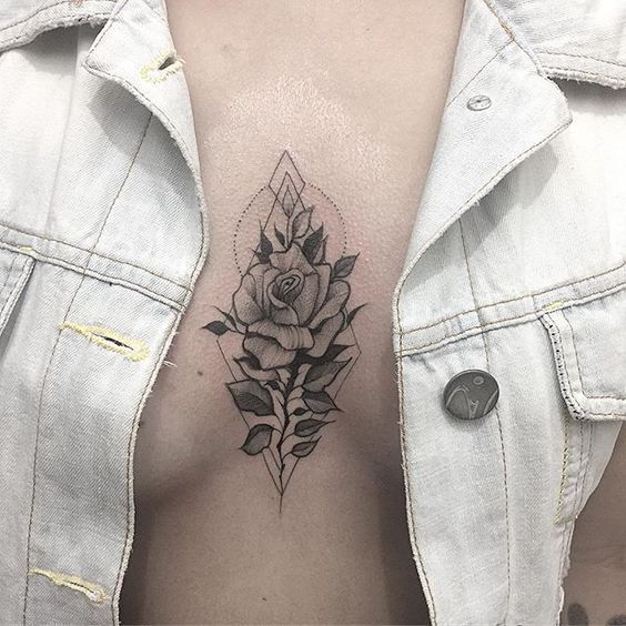 Tatouage entre les seins – 67 tatouages ​​complètement passionnés !