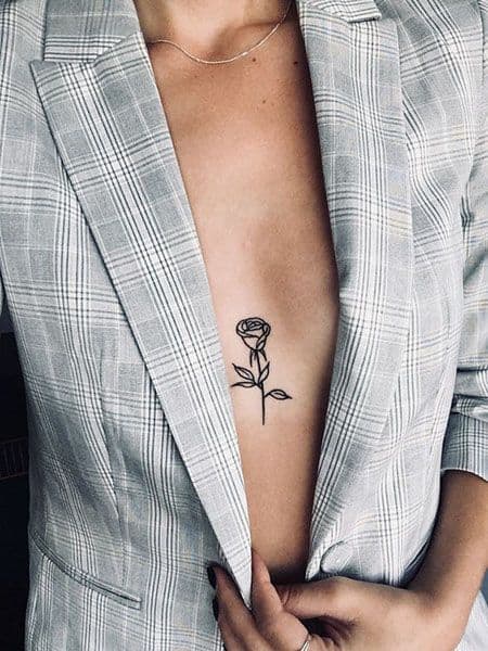 Tatouage entre les seins – 67 tatouages ​​complètement passionnés !