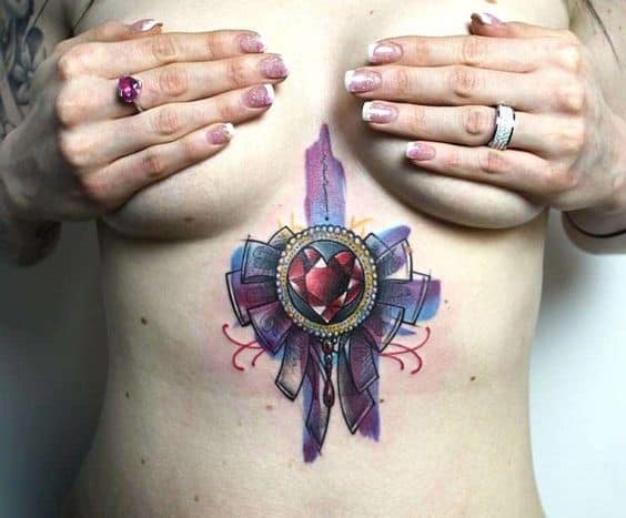 Tatuaggio tra i seni – 67 tatuaggi completamente appassionati!