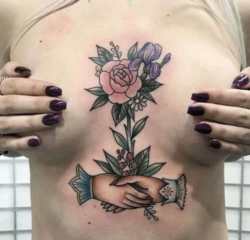 Tatuaggio tra i seni – 67 tatuaggi completamente appassionati!