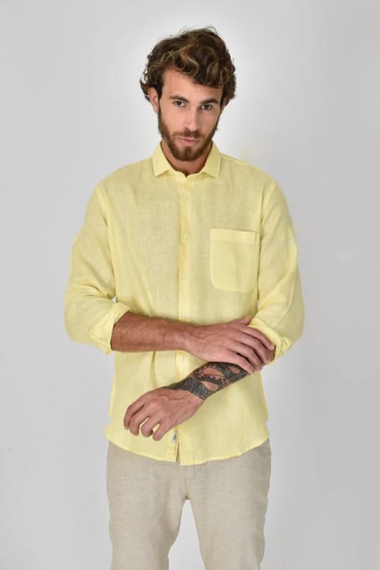 Chemise en lin pour homme : +80 idées de tenues et où les acheter !