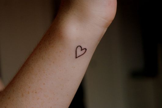 Tatuaggio del cuore sul polso: significato, foto e suggerimenti