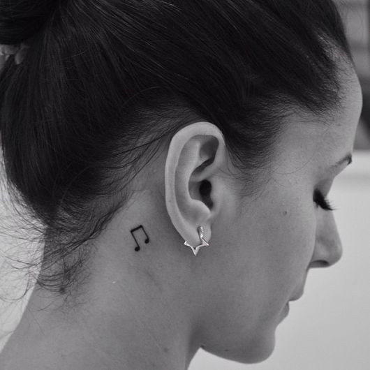 Tatuaggio dietro l'orecchio: oltre 40 idee incredibili per trarre ispirazione!