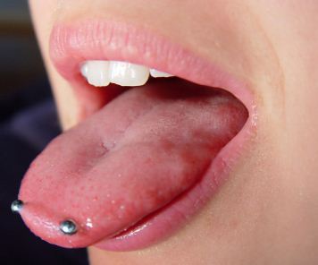 Tip of the Tongue Piercing: cura e foto con modelli di gioielli!