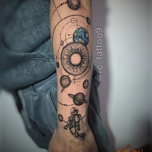 Tatuaje del sistema solar: ¡+40 tatuajes increíbles para inspirarte!