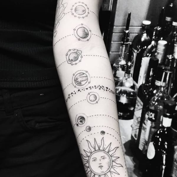 Tatouage du système solaire : +40 tatouages ​​incroyables pour s'inspirer !