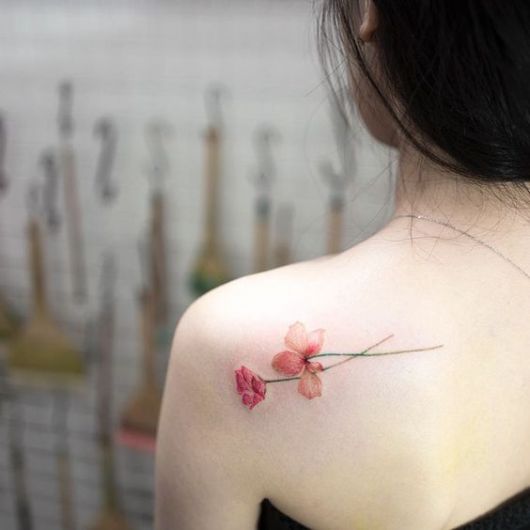 Delicato tatuaggio femminile: 85 ispirazioni di design e regioni da tatuare!