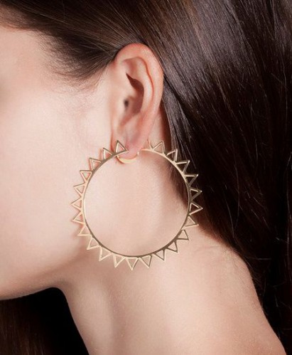 Hoop earrings: 55 incredible models, unmissable tips and how to wear them!