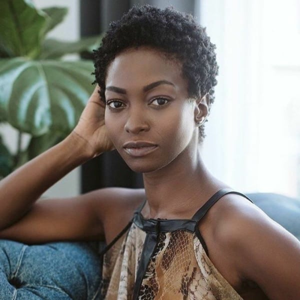 Afro Hair – 50 Inspirations de Coupes et Coiffures + Soin !