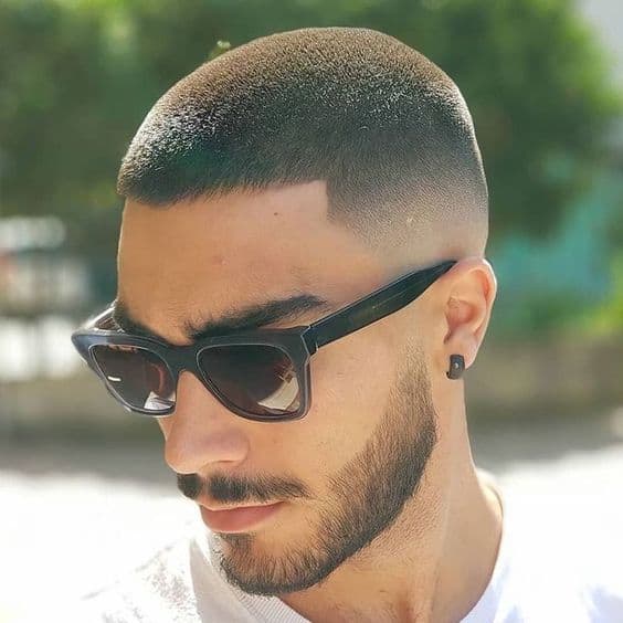 Cheveux rasés pour hommes : avec qui cela va-t-il - conseils et photos !