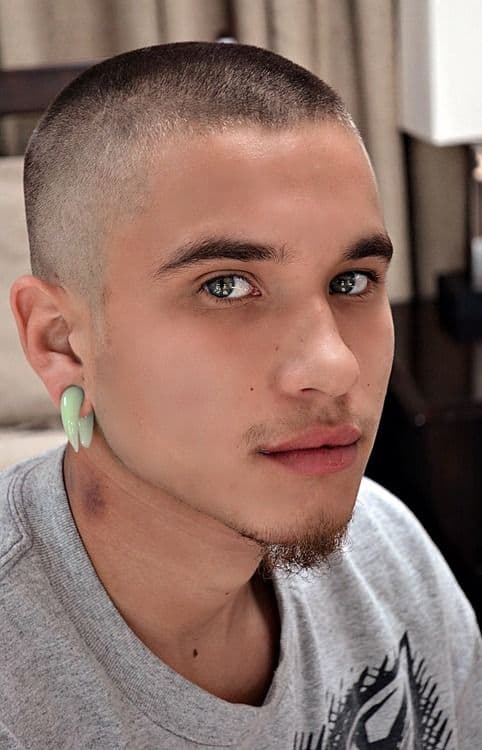 Shaved hair for men: who does it go with? Tips and photos!