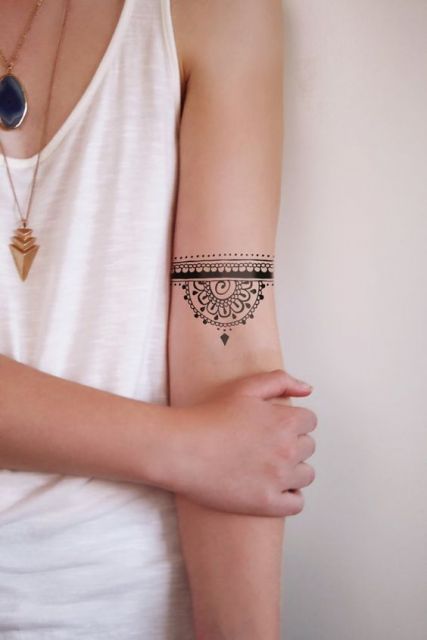 Tatouage de bracelet féminin - 47 beaux modèles pour vous inspirer!