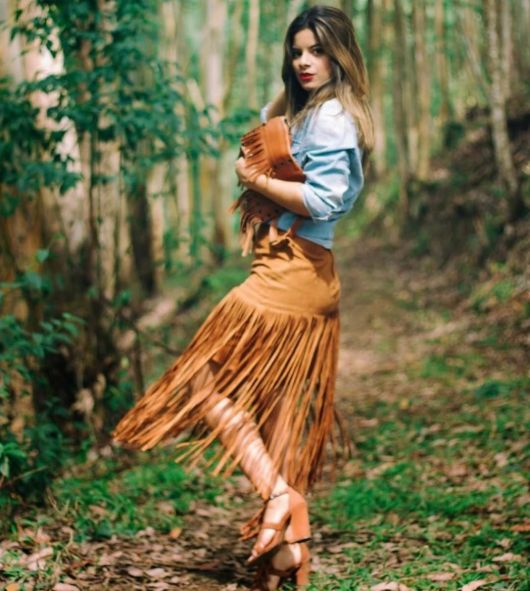 Falda antelina marrón: ¡Modelos, Tips y Looks de Divos!
