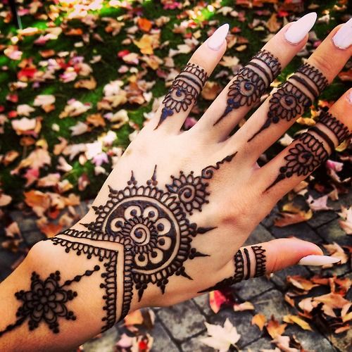 Tatouage indien : Significations & 75 modèles pour vous inspirer !