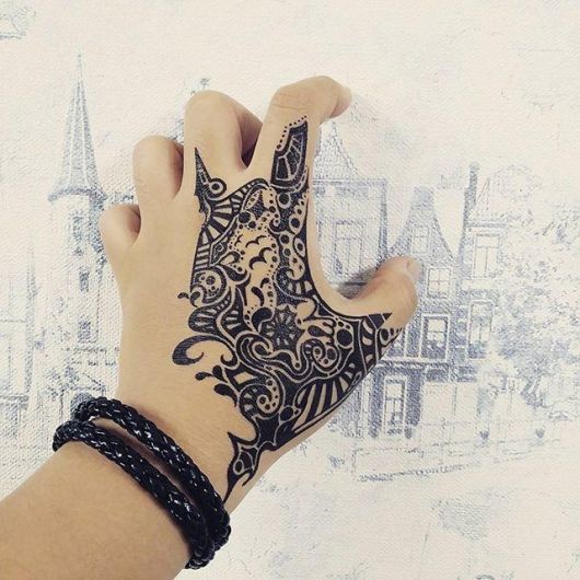 Tatouage indien : Significations & 75 modèles pour vous inspirer !