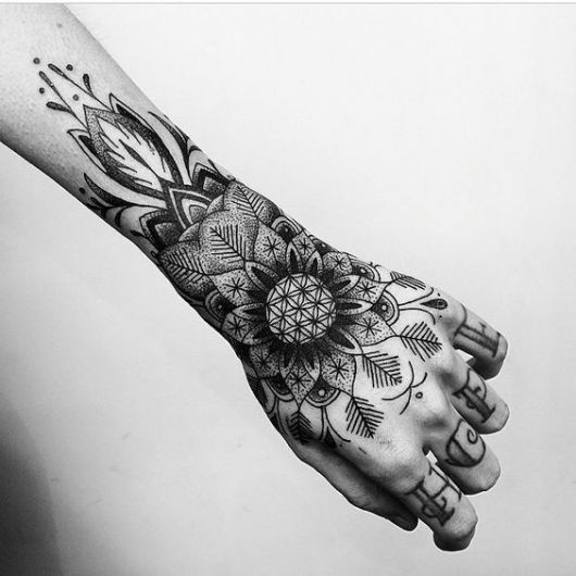 Tatouage indien : Significations & 75 modèles pour vous inspirer !