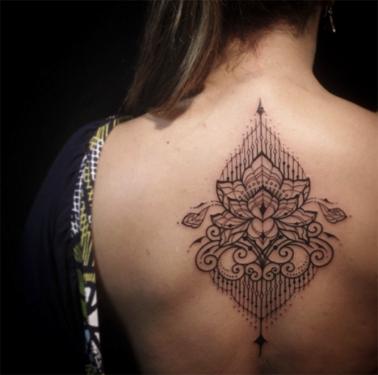 Tatouage indien : Significations & 75 modèles pour vous inspirer !