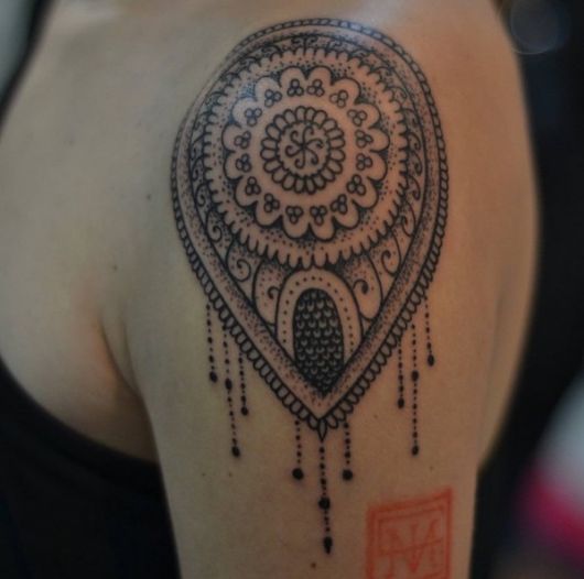 Tatouage indien : Significations & 75 modèles pour vous inspirer !