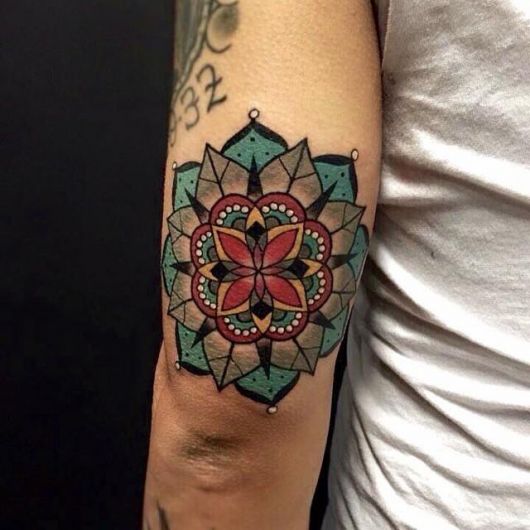 Tatouage indien : Significations & 75 modèles pour vous inspirer !