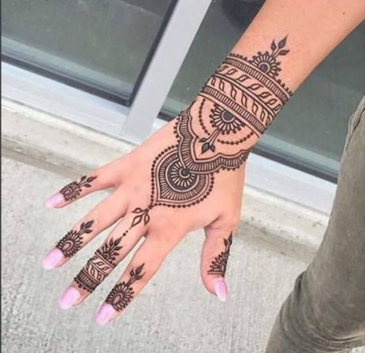 Tatouage indien : Significations & 75 modèles pour vous inspirer !