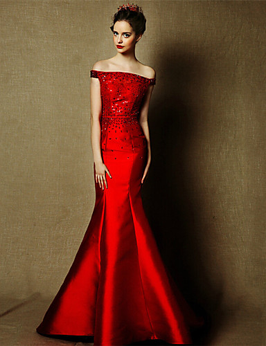 Off-the-shoulder dress: go for the red carpet trend!
