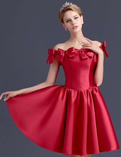 Off-the-shoulder dress: go for the red carpet trend!
