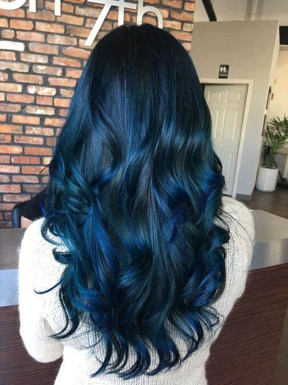 Cheveux bleu foncé – 33 nuances merveilleuses et conseils de teinture !