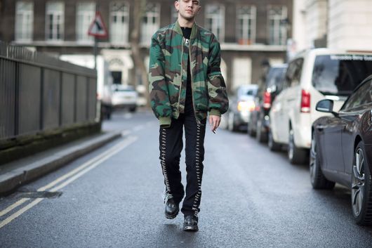 Comment porter une veste camouflée pour homme – 50 looks et où acheter !