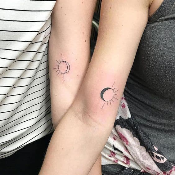 Tatouage Soleil et Lune - Qu'est-ce que cela signifie? + 42 idées passionnées !
