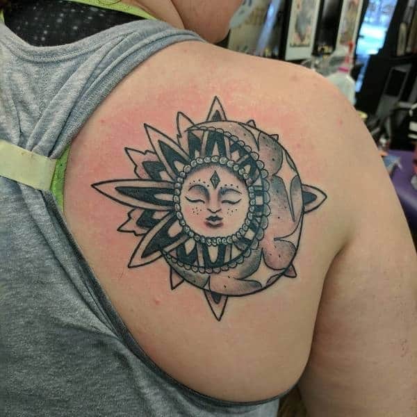 Tatouage Soleil et Lune - Qu'est-ce que cela signifie? + 42 idées passionnées !