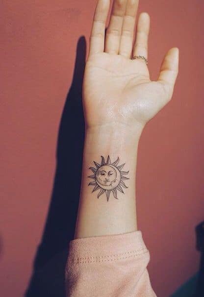 Tatouage Soleil et Lune - Qu'est-ce que cela signifie? + 42 idées passionnées !