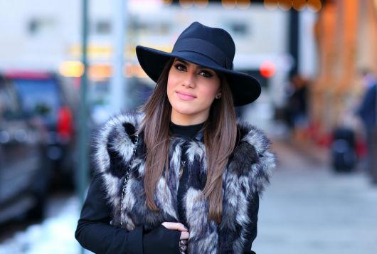 Comment porter un chapeau féminin – 70 manières et looks passionnés !