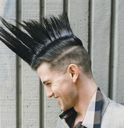 Corte de pelo Mohawk para hombres: ¡Cómo hacerlo + 50 estilos!