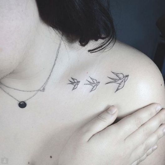 Tatouage d'épaule féminine - 81 inspirations parfaites et de nombreux conseils !