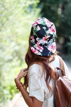 Flower Cap – 32 Passionate Female Models & Store Tips!