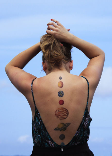 Tatuaje del planeta: ¿qué significa? ¡80 magníficas inspiraciones!