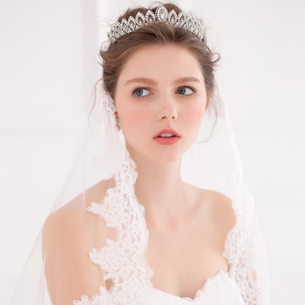 Couronne de mariée – 50 beaux modèles et comment utiliser l'accessoire !