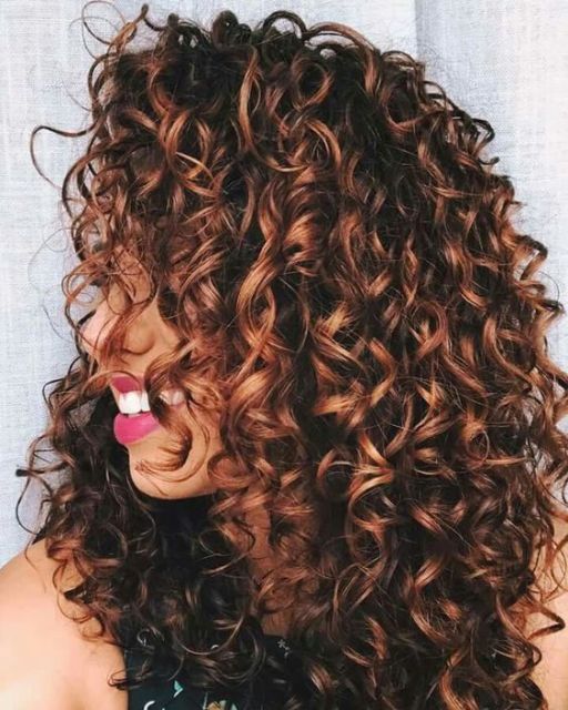 Cabello castaño con reflejos: ¡6 tonos y colores impresionantes!