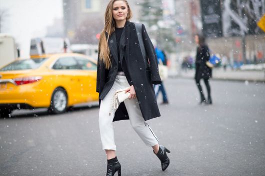 Pantalon à la cheville : apprenez à le porter dans différentes situations.