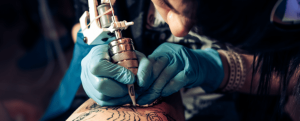 Picazón en el tatuaje: ¿es normal? + ¡Qué hacer y cómo aliviar!