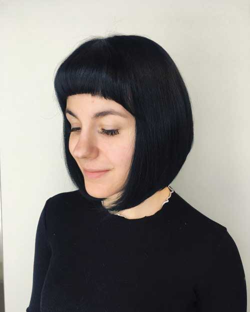Cheveux noirs avec une frange – 20 coupes incroyablement passionnées