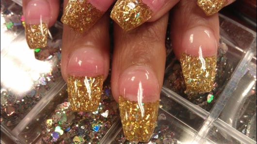 Francesinha Dourada – 25 Beautiful Nails To Rock Around!