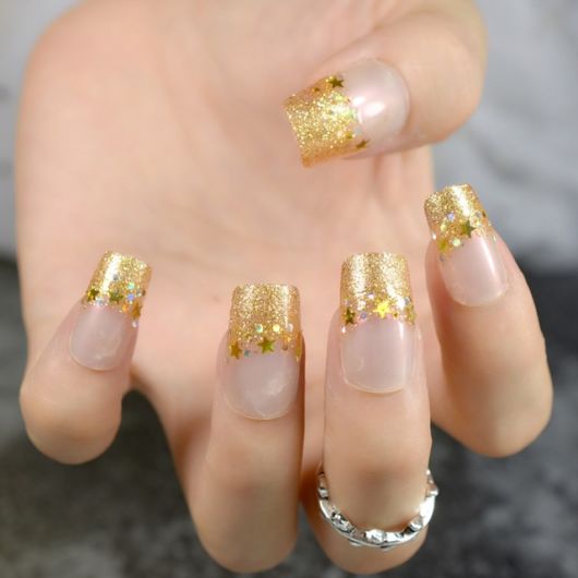 Francesinha Dourada – 25 Beautiful Nails To Rock Around!